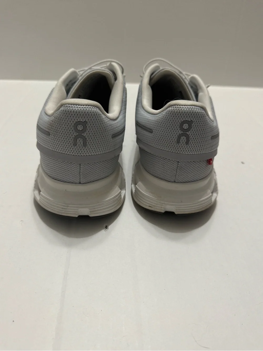 On Cloud 6 Running Shoes in Glacier/White Mens Size 11.5